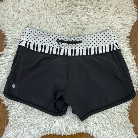 Lululemon Groovy Run Short 6 - Picture 2 of 3